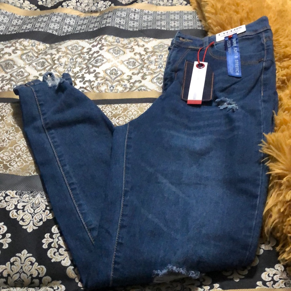 NWT Cyclon super soft & Stretch Distressed Push up jeams